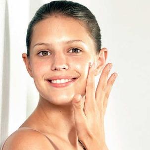 AuraGlow Anti-Aging Face Cream